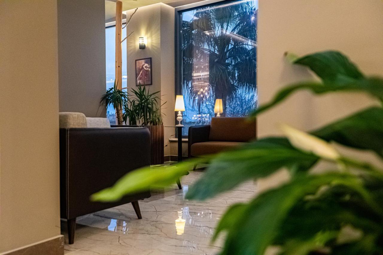 Kraal Hotel Vlorë Esterno foto