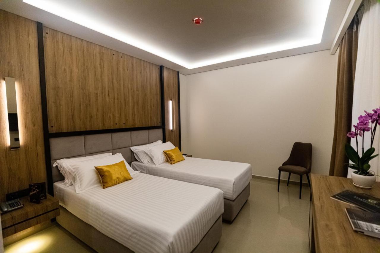 Kraal Hotel Vlorë Esterno foto