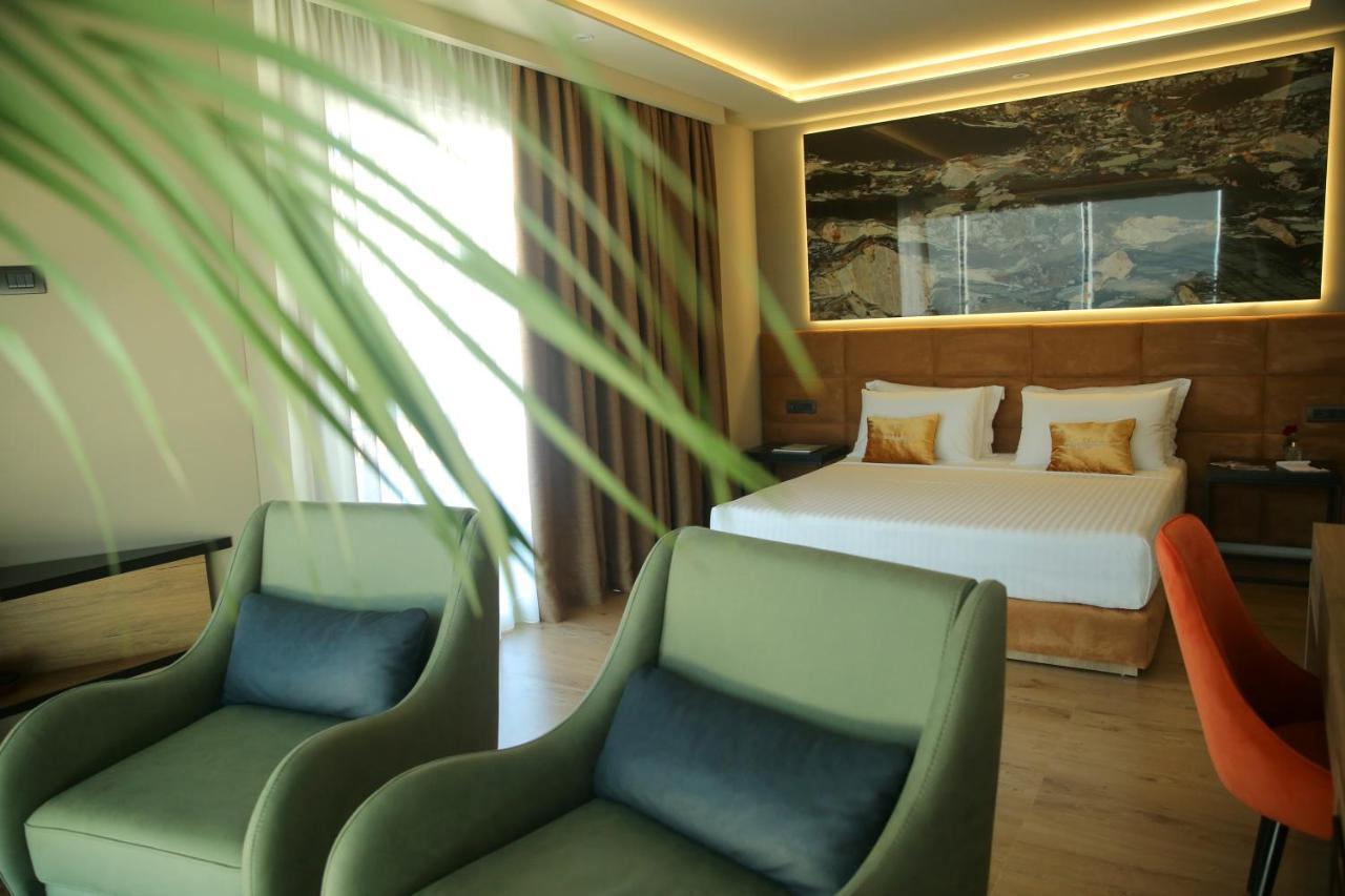Kraal Hotel Vlorë Esterno foto