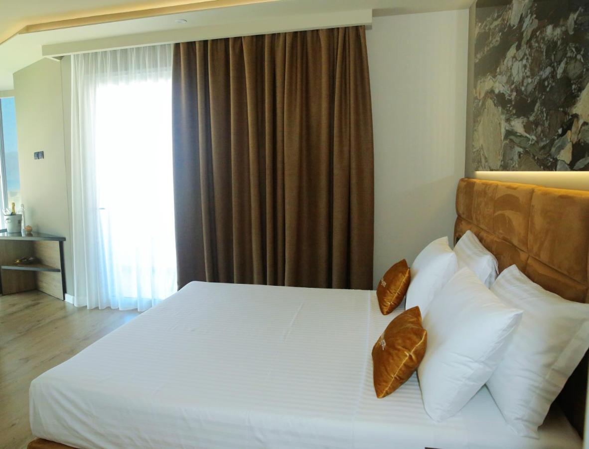 Kraal Hotel Vlorë Esterno foto
