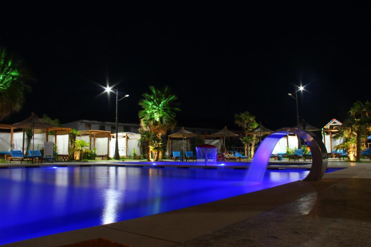 Kraal Hotel Vlorë Esterno foto