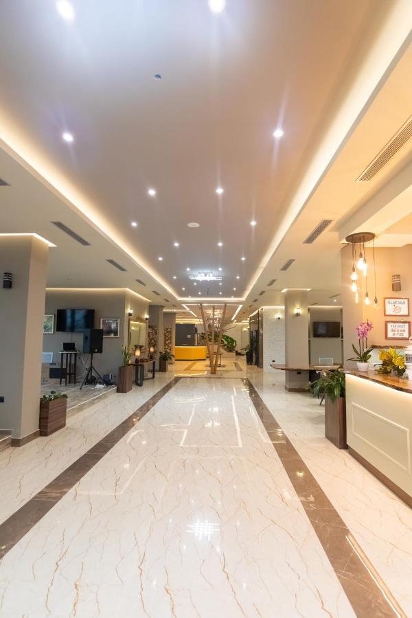Kraal Hotel Vlorë Esterno foto