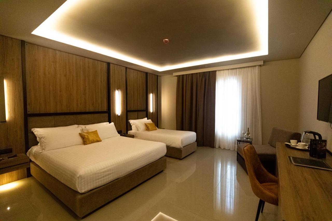 Kraal Hotel Vlorë Esterno foto